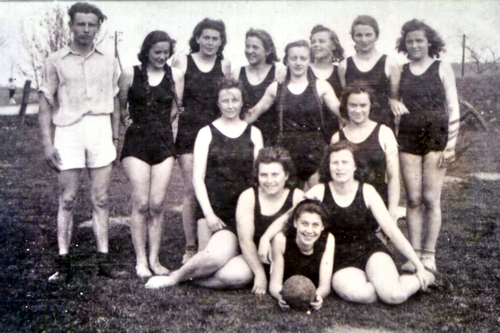 Die Handballdamen(1) 1946
o: Trainer Cengla, Wagner, Meyer L., Franz, Janas, Kenzia, Ziegler, Teubner
m: Wascke G., L. Fuhrmann
u: Bock, G. Kasten, Wascke G.
