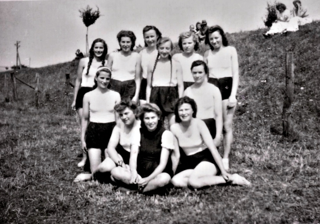 Die Handballdamen(2) 1946?
o: Wagner, Meyer L., Wascke G., Janas, Franz, Waschke U.
m: Ziegler, Fuhrmann L.
u: Bock, Meyer, Ehlers 
