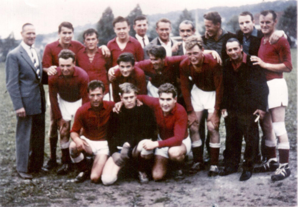 Die 1. Herren 1964 ?
o: Kaese, , ,David, Grimm, Körtge, Kupfer, Becker, Voß, Kallweit
m: Krafzcyk, Janas, Kirscht, Antes, Impe
u: Pape, Jerxen, Spanehl
