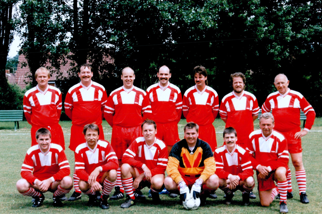 Die 2. Herren 198?
o: Voges, Pfannenschmidt, David, Michels, Schindler, Heiner, ?
u: H. Niemeyer, Becker, Raitmeier, R. Niemeyer, Garbe, Krawczyk 
