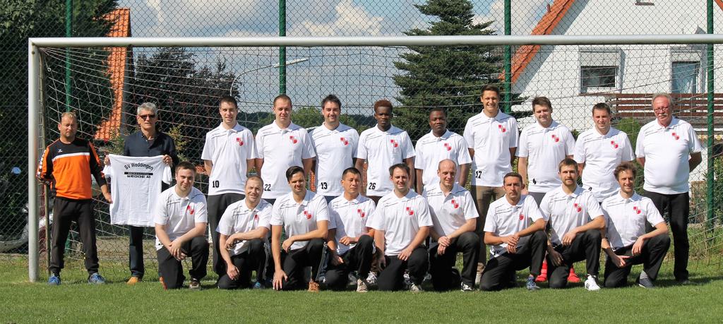 Die Herren 2018 Meisterschafto: Trainer Andreas Schubert, Sponsor Andreas Struzyna, Mike David, Florian Kuhfuss, Tobias Schramm, Famoussa Doumbia, Nestor Aka, David Schramm, Dominik Kober, Dennis Krawczyk, 2. Vors. Gerd Schäferu: Dominik Niemeyer, Felix Hafermann, Maikel Schwarze, Eduard Sirazhetdinov, Marcel Krawczyk, Timo Schäfer, Sebastian Szklanny, Gero Großhennig, Volker Tiete